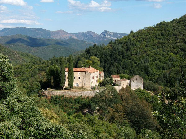 Blick auf das Schloss von Mandagout mit, im Hintergrund die Sumene Zwillinge